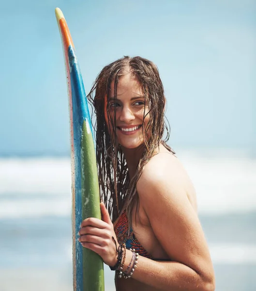 Sladké Otoky Jsou Vše Potřebuje Atraktivní Mladá Žena Stojící Pláži — Stock fotografie