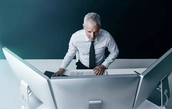 Дивный Новый Мир Бизнеса Высокоуровневый Снимок Бизнесмена Работающего Компьютером Офисе — стоковое фото