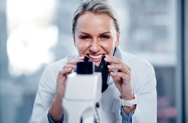 Fascynujące Znaleziska Portret Dojrzałego Naukowca Używającego Mikroskopu Laboratorium — Zdjęcie stockowe