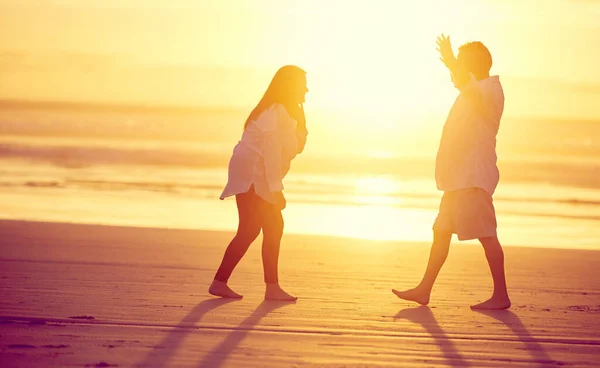 このダンスをお願いします 日没時にビーチで踊る愛情のある成熟したカップルの完全な長さのショット — ストック写真