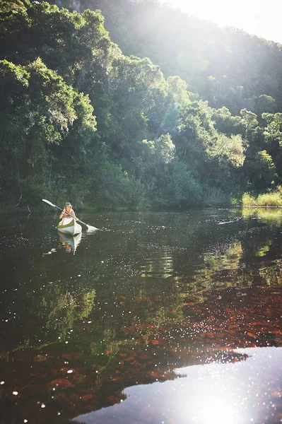 Remando Silencio Dichoso Una Joven Mujer Kayak Lago —  Fotos de Stock