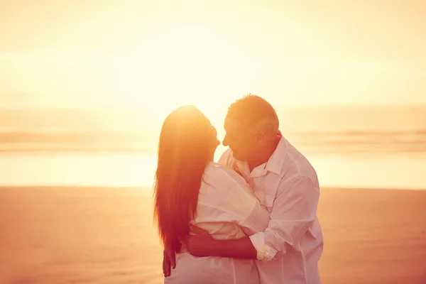 Mutluluk Budur Gün Batımında Kumsalda Kucaklaşan Sevecen Olgun Bir Çift — Stok fotoğraf