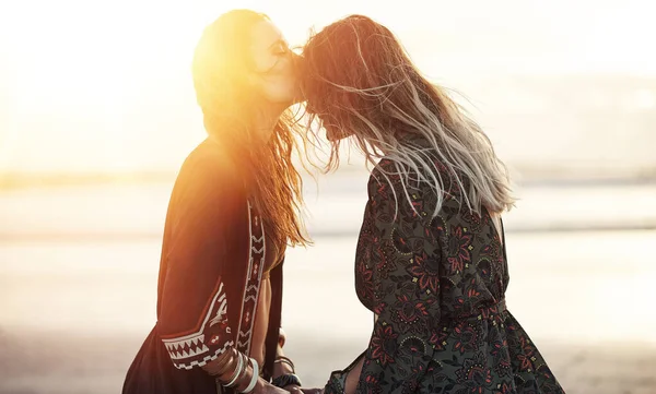 Let Your Beautiful Light Shine Two Young Women Spending Day — Stock Photo, Image