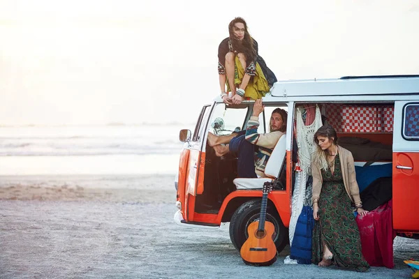 Leben Strand Eine Gruppe Junger Freunde Hält Während Eines Roadtrips — Stockfoto