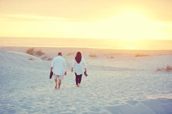 ビーチでリラックスした散歩に勝るものはありません 成熟したカップルはビーチでリラックスした散歩をし — ストック写真
