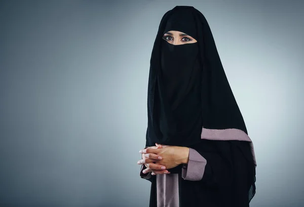 我捂住脸 而不是我的信仰 一个有着灰色背景的年轻穆斯林女商人的工作室肖像 — 图库照片