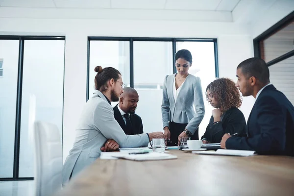 Fokuserade Jobbet Grupp Företagare Som Har Diskussion Ett Styrelserum — Stockfoto
