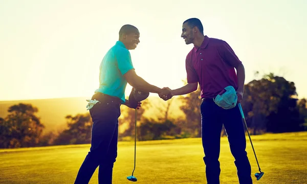 月曜日のオフィスでお会いできるのを楽しみにしています ゴルフ場で握手をする2人のゴルファー — ストック写真