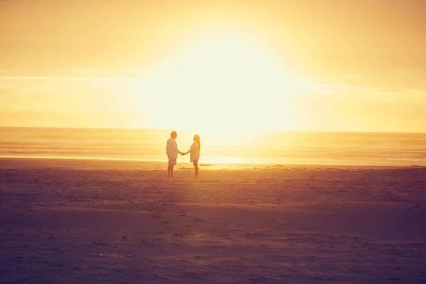 他们的爱情比以往任何时候都要明亮 一对深情的成熟夫妇面对面地站在海滩上手牵手拍的全照 — 图库照片