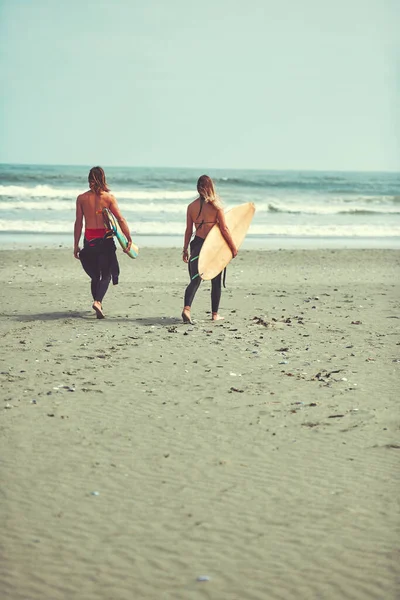 Bir Dalga Daha Yakalamaya Gidiyorum Sahilde Sörf Tahtasıyla Yürüyen Genç — Stok fotoğraf