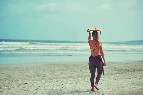 Miejsca Gdzie Czas Stoi Miejscu Młody Surfer Niosący Jej Deskę — Zdjęcie stockowe