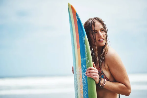 このボードを濡らす時間だ サーフボードのあるビーチに立つ魅力的な若い女性は — ストック写真