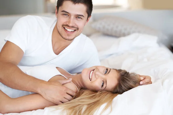 Kita Selalu Bersenang Senang Bersama Pasangan Muda Penuh Kasih Berbaring — Stok Foto