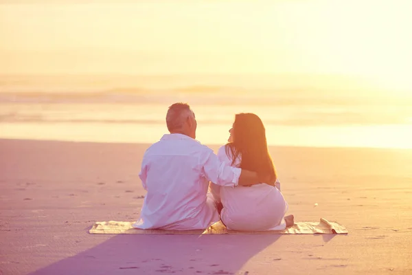 この瞬間はもう完璧ではない 成熟したカップルがビーチでリラックスし — ストック写真