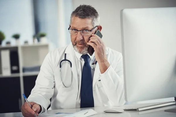 Garder Contact Régulier Avec Ses Patients Médecin Mature Utilisant Téléphone — Photo
