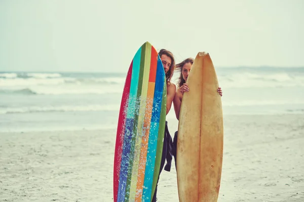 波を追いかけながら恋に落ちた サーフィンで一日を過ごしている若いカップルが — ストック写真