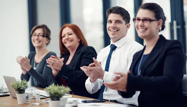 Utmärkt Jobbat Grupp Affärsmän Applåderar Sittande Styrelserummet — Stockfoto