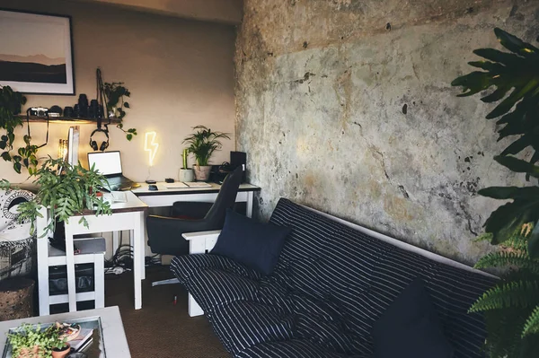 仕事やレジャーのための居心地の良い空間 素朴なアパートのリビングルームでのワークステーションの静止画 — ストック写真