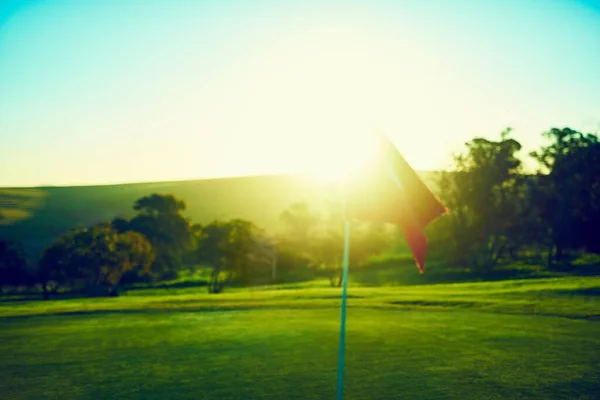 Assim Começa Temporada Golfe Uma Bandeira Num Campo Golfe — Fotografia de Stock
