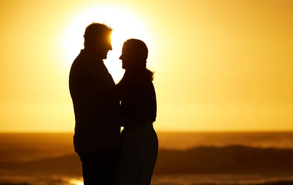 Silhouette Paar Und Liebe Bei Sonnenuntergang Strand Für Urlaub Urlaub — Stockfoto