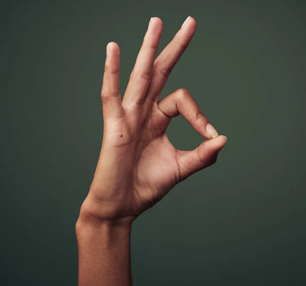 Mão Pessoa Gesto Emoji Com Concordância Aprovação Feedback Isolado Fundo — Fotografia de Stock