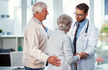 Endişelenmeni gerektirecek bir şey yok. Klinikte yaşlı bir çifti rahatlatan bir doktor.