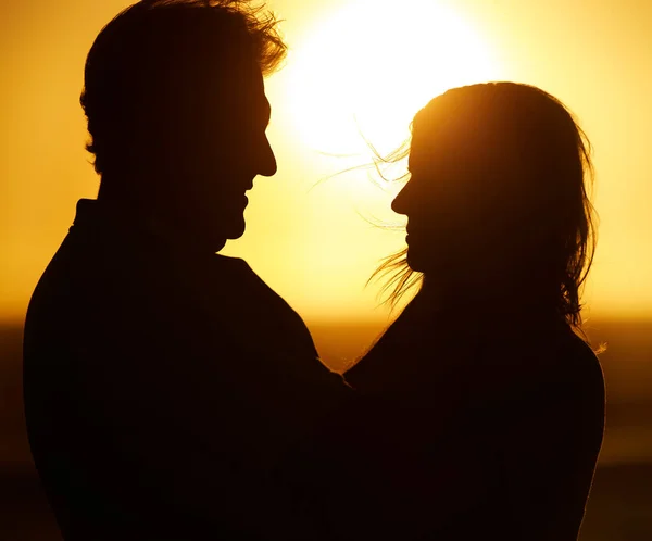 Silhouette Couple Amour Coucher Soleil Sur Plage Pour Des Vacances — Photo