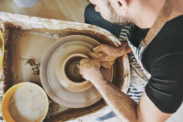 Imagina Depois Homem Irreconhecível Trabalhar Com Barro Num Estúdio Cerâmica — Fotografia de Stock