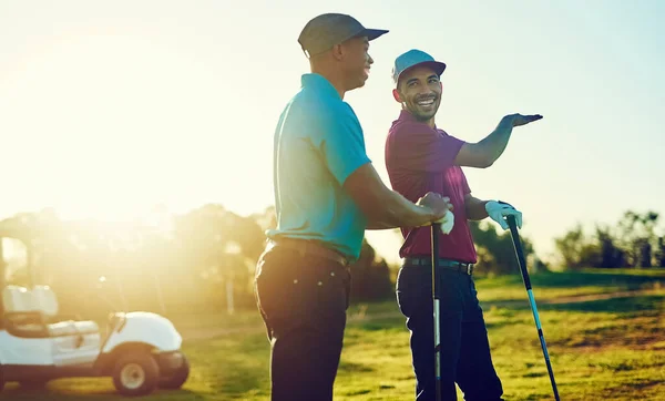 毎日何か新しいことを学ぶ 2人の友人がゴルフ場でゴルフをしていて — ストック写真