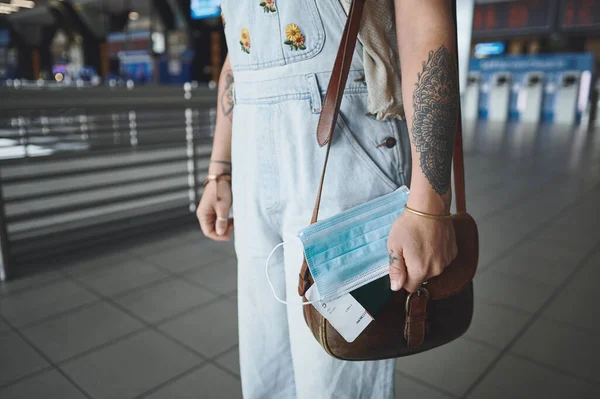 Pacientemente Espera Fila Uma Mulher Caminho Seu Voo Aeroporto — Fotografia de Stock