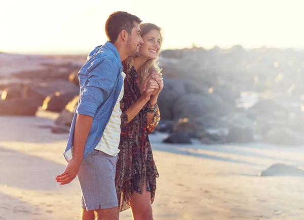 お前は俺の夏を作った 幸せな若いカップルが海岸沿いを散歩し — ストック写真