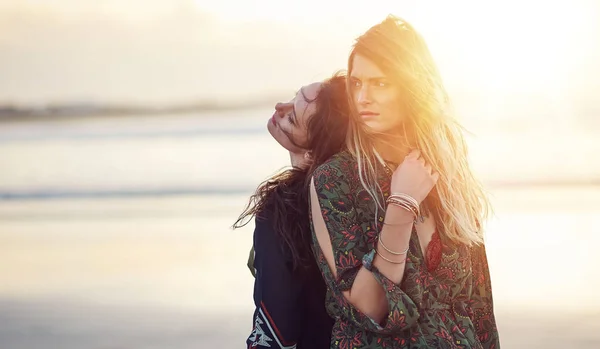 肩并肩 两名年轻女子日落时在海滩上度过了一天 — 图库照片