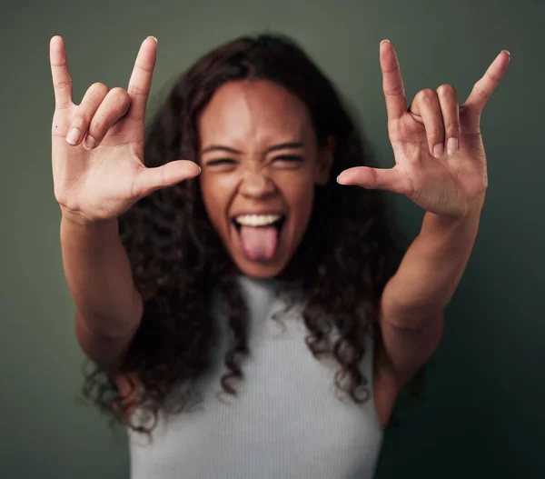肖像画和摇滚手在绿色工作室背景中表现出带有感情和疯狂的舌头 女性人物 摇滚歌手和手势 用双手庆祝或以兴奋的面孔赢得宴会 — 图库照片