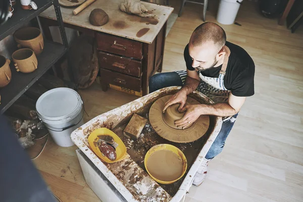 別の日 作るために別の傑作 陶芸の工房で土の仕事をしている青年が — ストック写真