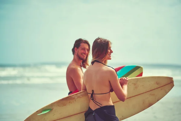 波を打とう 若いカップルがサーフボードを持ってビーチを歩いていて — ストック写真