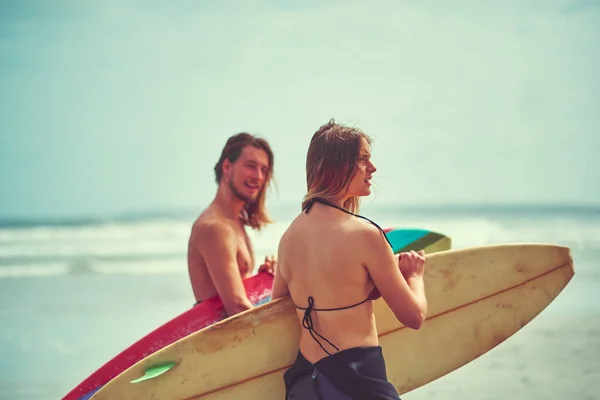 Surfista Está Fora Jovem Casal Caminhando Praia Com Suas Pranchas — Fotografia de Stock