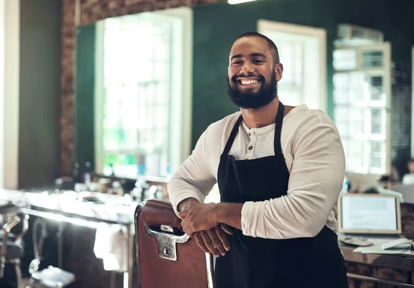 Empleado Peluquería Peluquero Retrato Hombre Negro Empresario Con Sonrisa Salón — Foto de Stock