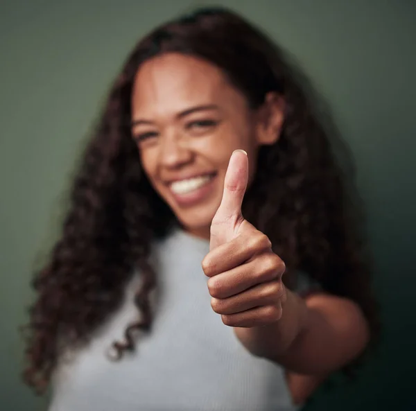 Mulher Polegares Para Cima Gesto Mão Com Emoji Concordância Aprovação — Fotografia de Stock
