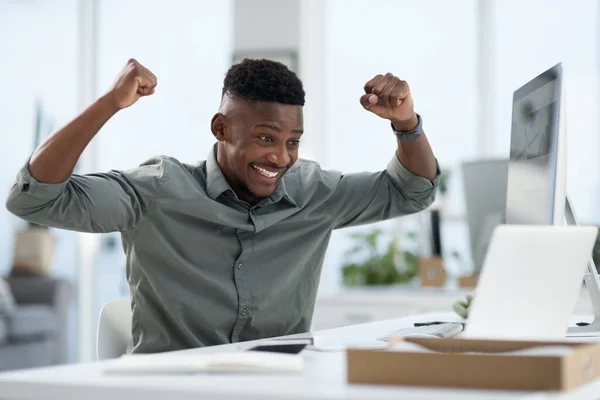 Hombre Negro Portátil Celebración Para Ganar Éxito Victoria Bono Promoción — Foto de Stock