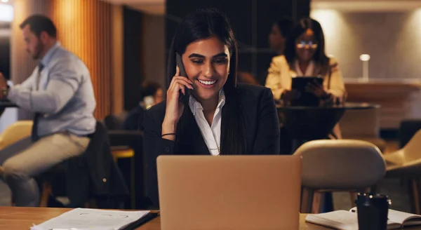 Feliz Telefonema Laptop Mulher Profissional Falando Falar Negociação Com Contato — Fotografia de Stock