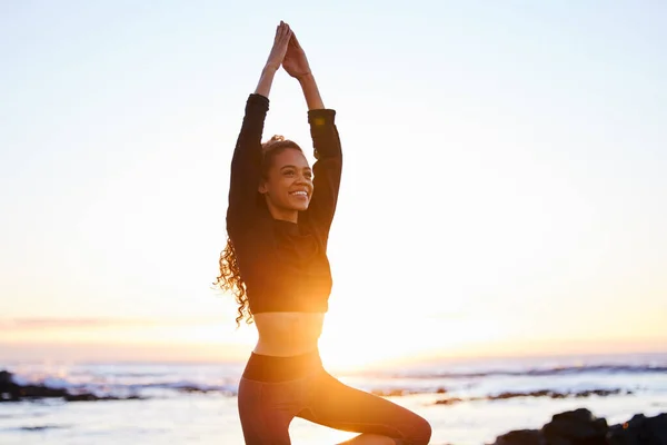 Mujer Playa Puesta Sol Con Yoga Vrksasana Estiramiento Para Salud — Foto de Stock