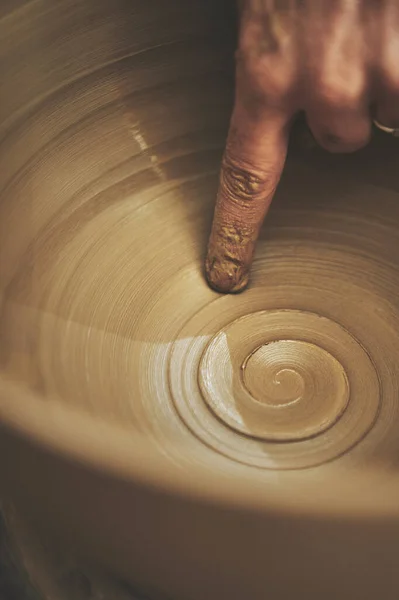 有创意的头脑使世界不断变化 一个难以辨认的人在一个陶器工作室里和粘土一起工作 — 图库照片