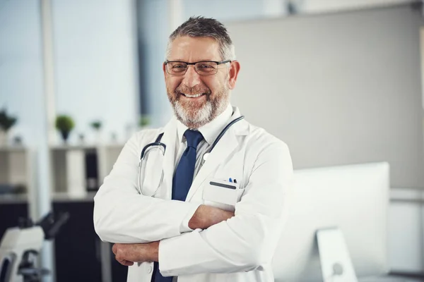 Förtroende För Sjukvårdsyrket Porträtt Självsäker Och Mogen Läkare Som Står — Stockfoto