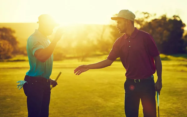 最顽强的对手是你自己两名高尔夫球手即将在高尔夫球场握手 — 图库照片