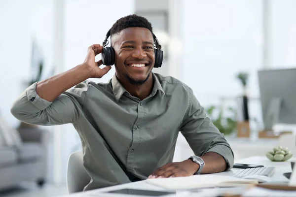 黑人男子 耳机和听音乐在办公室与微笑的声音轨道或播客 快乐的非洲男性或专业设计师 带着耳机在工作场所欣赏音乐 面带微笑 — 图库照片