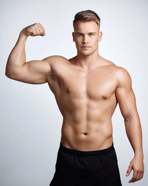 Portret Człowieka Kulturysty Bicepsa Flex Studio Tło Ćwiczenia Dla Siły — Zdjęcie stockowe