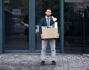 Şehirde yürürken yanında taşıdığı bir iş adamı ile depresyon, kutu ve işten çıkarma. Finansal kriz, ekonomik işsizlik ve CBD 'de üzgün görünen kovulmuş bir erkek çalışanla işsiz kalmak..