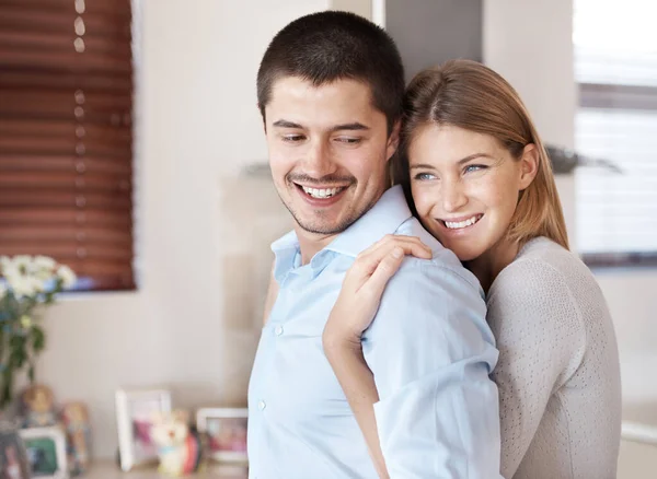 Νιόπαντροι Απολαμβάνουν Νέο Τους Σπίτι Ένα Χαμογελαστό Ζευγάρι Στην Κουζίνα — Φωτογραφία Αρχείου