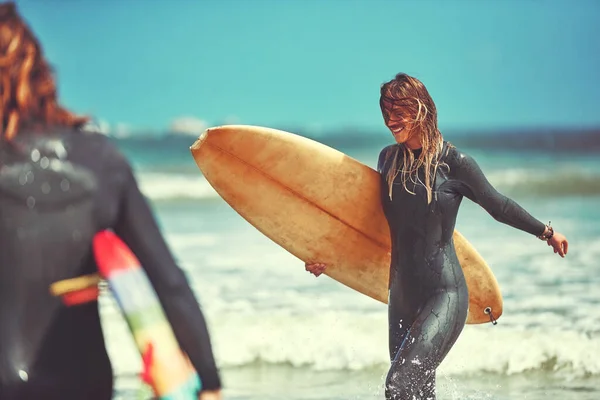 Sörf Yapmadan Yaz Olmaz Genç Bir Çift Sahilde Sörf Yapıyor — Stok fotoğraf