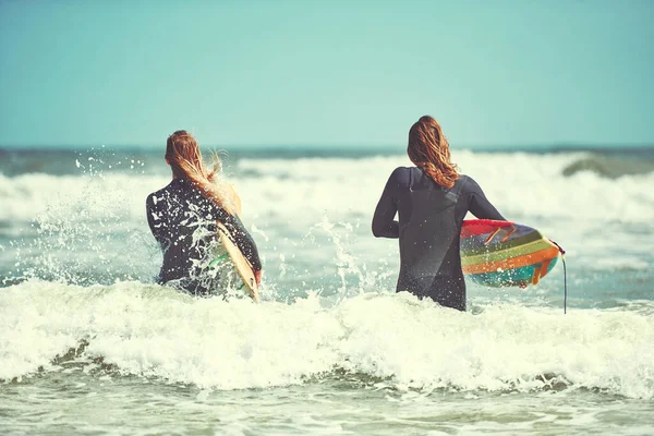 Birlikte Sörf Yapan Çiftler Birlikte Kalırlar Genç Bir Çift Sahilde — Stok fotoğraf